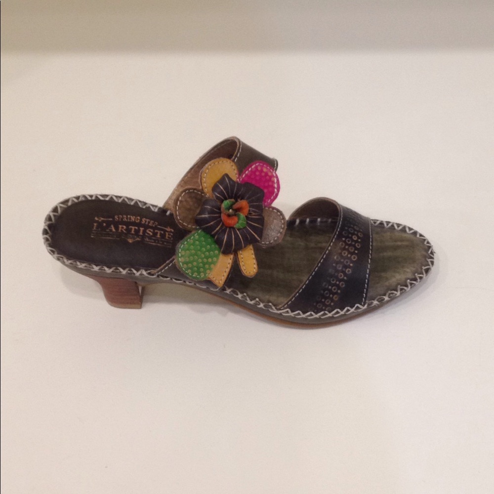L Artiste Olive Leather with a Flower Sandal